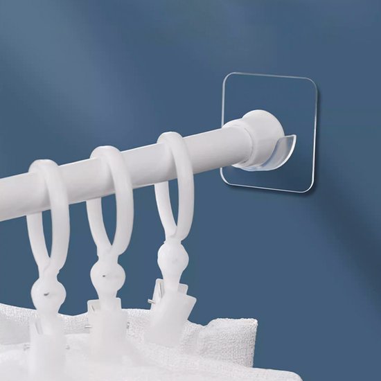 Witte douchestang met witte plastic clips en een witte houder met transparante achtergrond op een blauwe muur.
