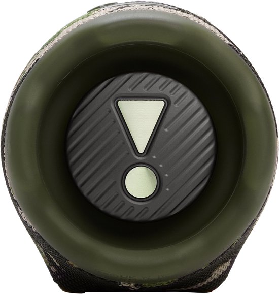 Zijkant van de JBL Charge 6 camouflage speaker met het JBL-logo en een uitroepteken.