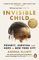 Boekomslag 'Invisible Child' met close-up van een jong meisje en de skyline van New York. Winnaar Pulitzerprijs 2022.