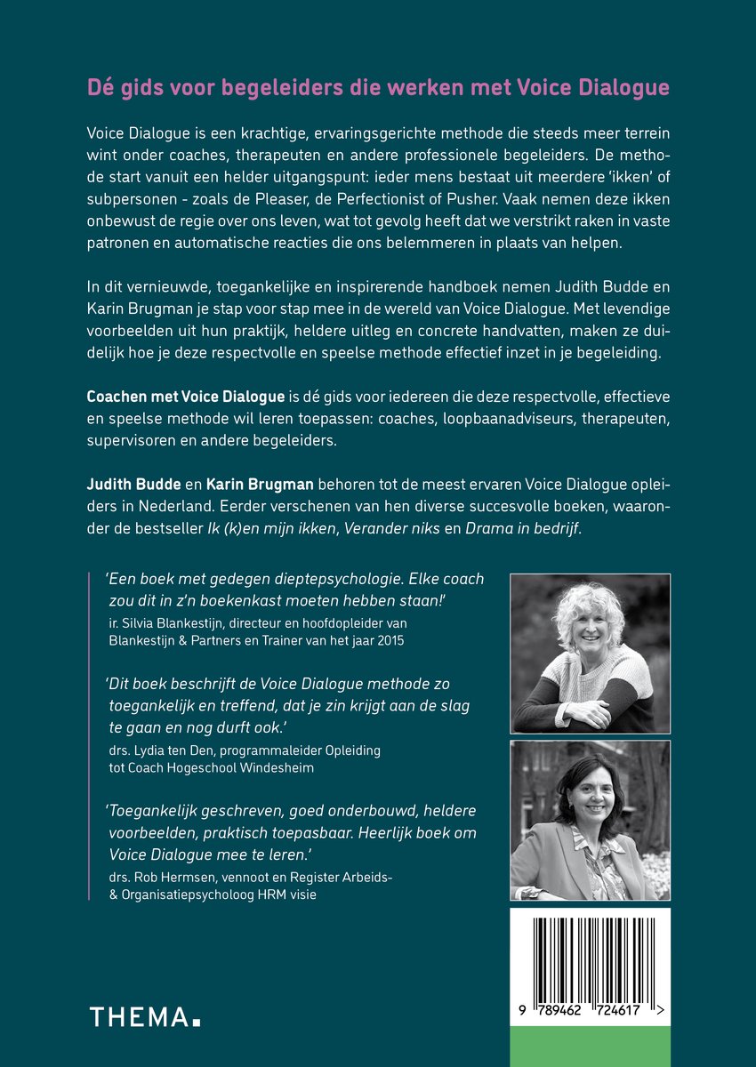 Achterkant boek met tekst, twee portretten van vrouwen en een barcode.
