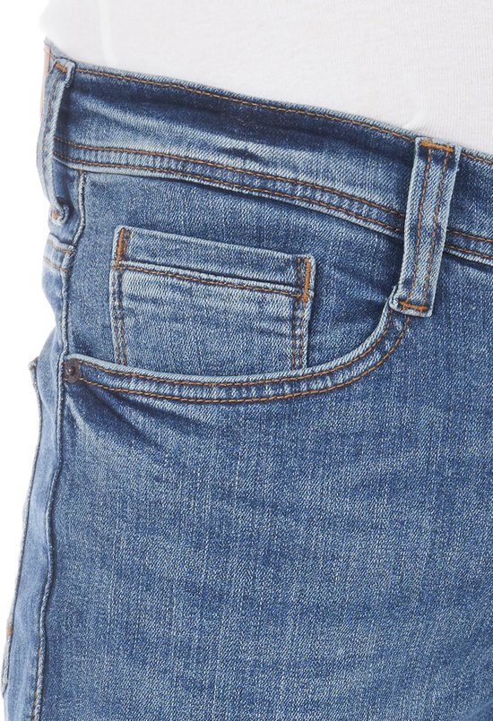 Detailopname van de taille en voorzak van een blauwe Mustang jeans met contrasterende stiksels.