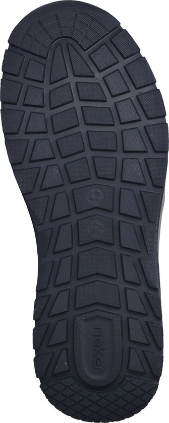 Zool van een zwarte sneaker met profiel en merknaam Rieker.