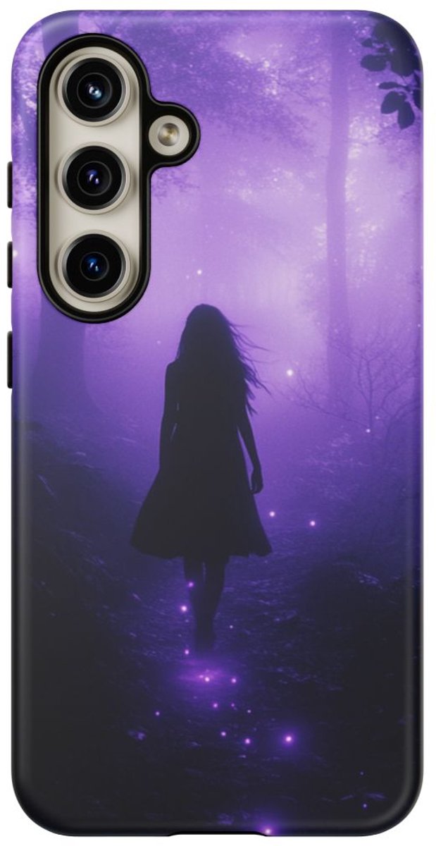 Silhouet Wandelend in Gloeiend Paars Bos – Telefoonhoesje Geschikt voor Galaxy S24
