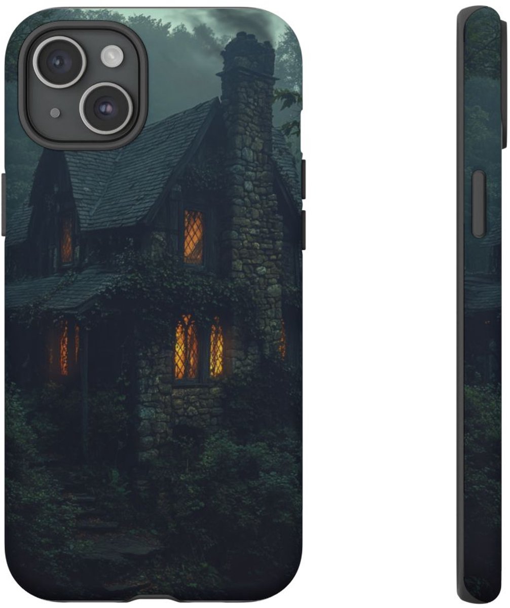 Gotisch Stenen Huisje in Mistig Bos – Telefoonhoesje Geschikt voor iPhone 15 Plus