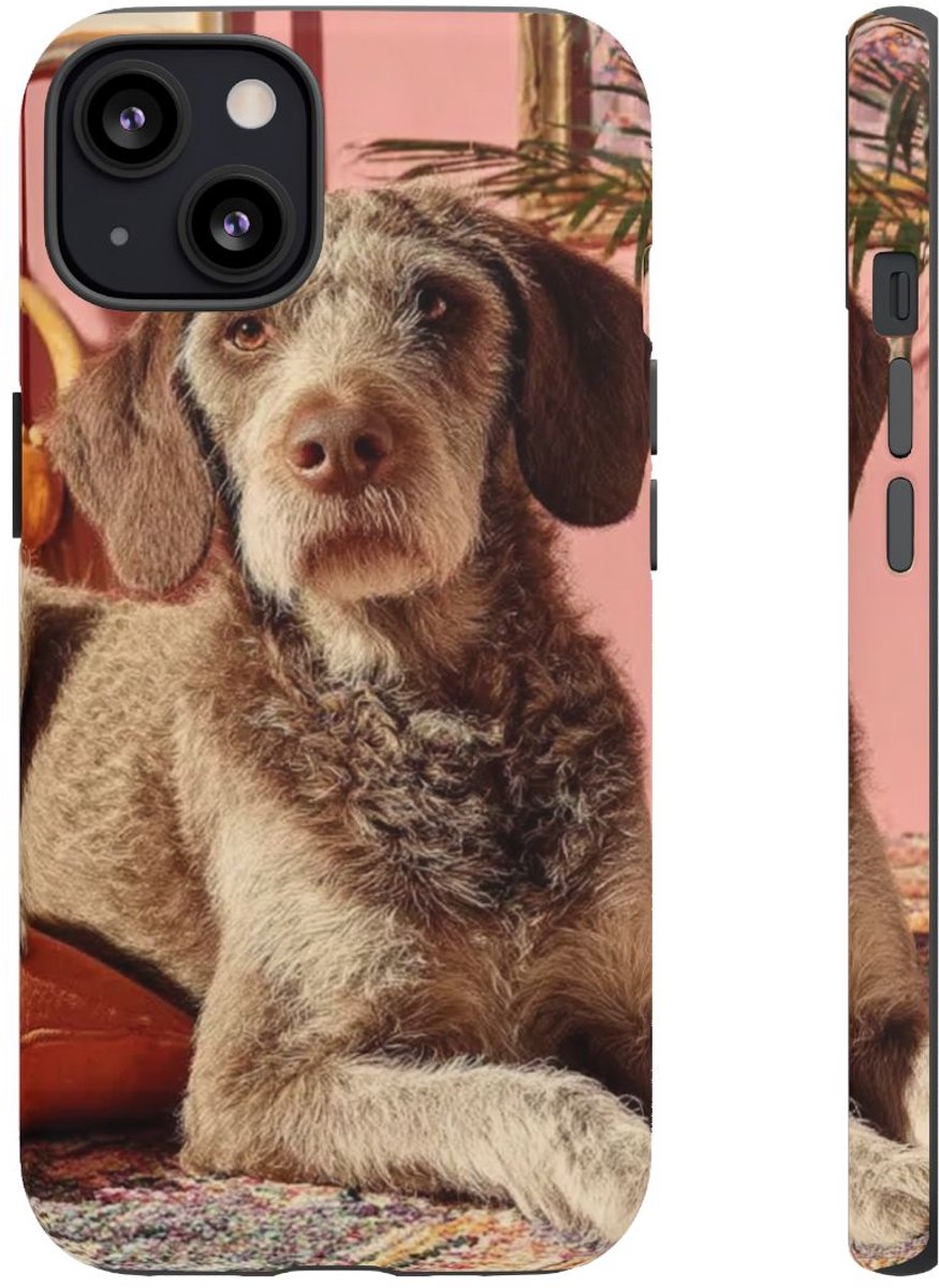 Bruine Hond Ontspant Binnen – Telefoonhoesje Geschikt voor iPhone 13