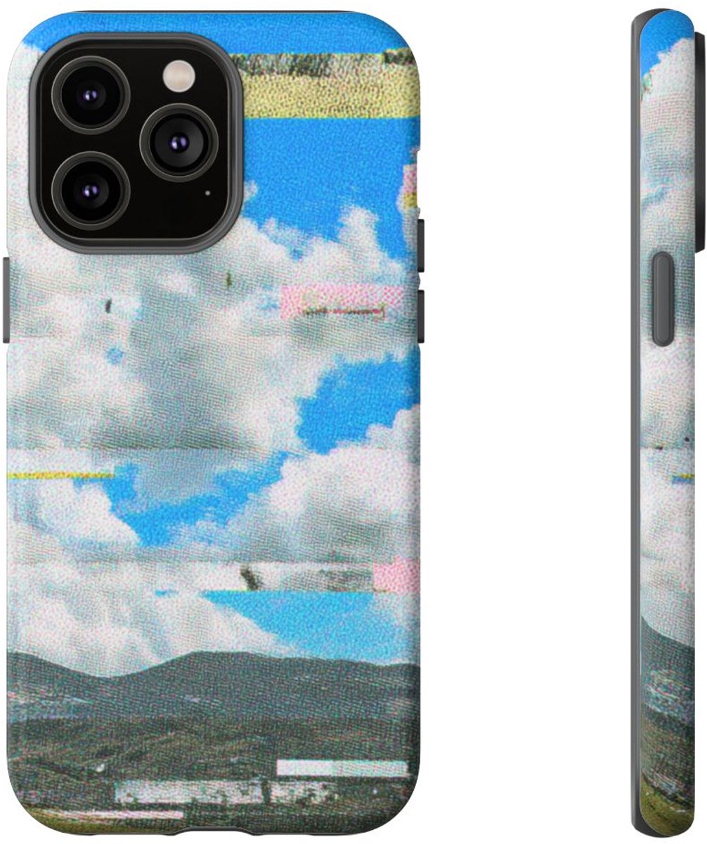 Glitch Effect Wolkenlucht met Bergen – Telefoonhoesje Geschikt voor iPhone 14 Pro Max