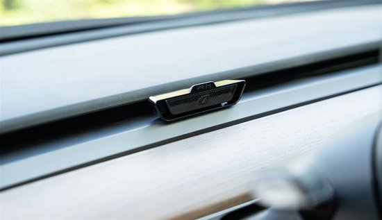 Zwarte auto-interieurparfumhouder met 'Mr & Mrs'-logo, bevestigd aan een dashboardventilatie.