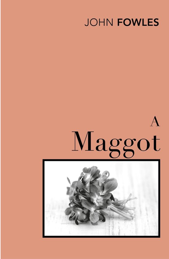 Boek 'A Maggot' van John Fowles, met tekst en een zwart-witfoto van een boeketje bloemen.