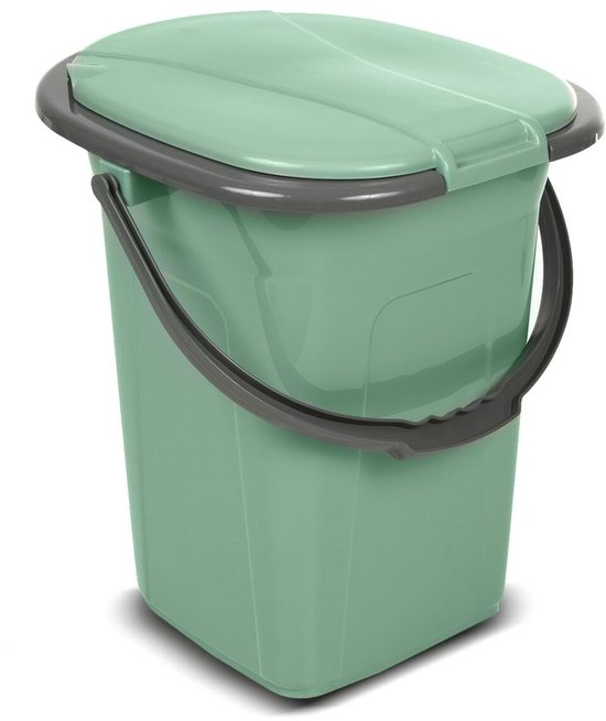 Groene campingtoilet emmer met deksel en handvat, op witte achtergrond.