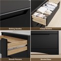 Quatre gros plans d'une commode noire : poignées, tiroirs ouverts avec des vêtements, glissières de tiroir et base.