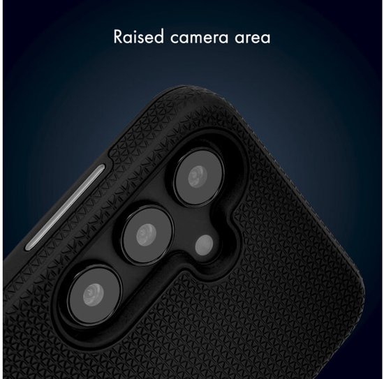 Gros plan du découpage surélevé pour appareil photo d'une coque de téléphone noire avec un motif détaillé.