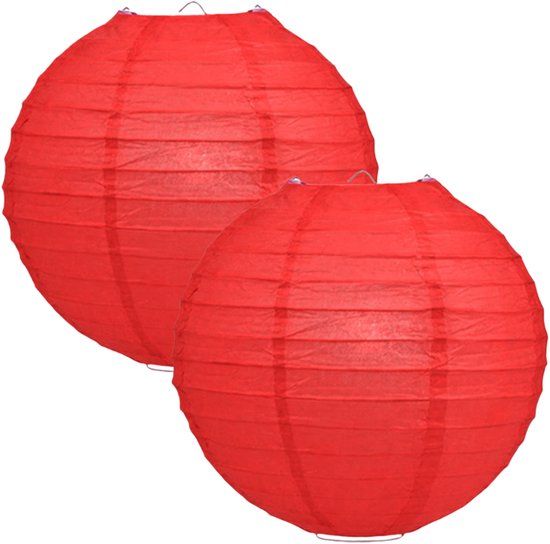 Twee rode papieren lampionnen, doorsnede 25 cm.