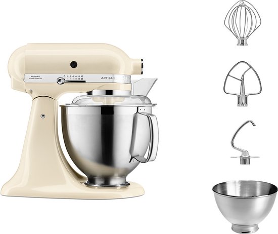 Licht beige KitchenAid Artisan mixer met RVS kom, spatscherm en accessoires: garde, platte menghaak, deeghaak.