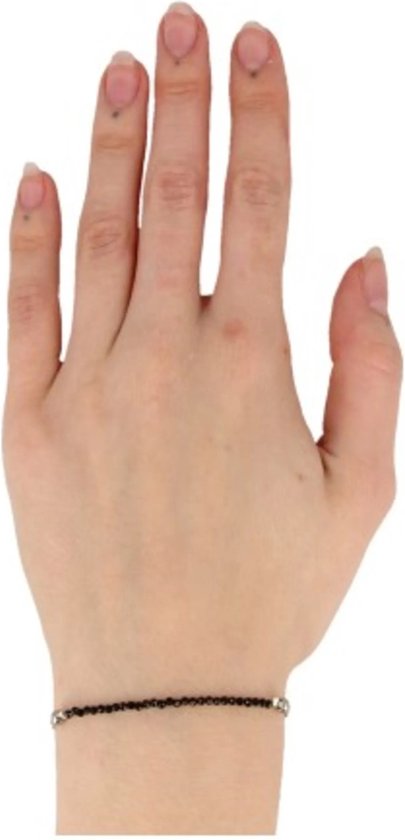 Zwarte facet geslepen kristallen armband met zilverkleurige details om een hand.