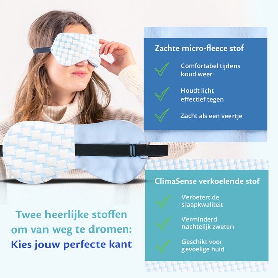 Vrouw past een blauw geweven slaapmasker aan. Twee zijden: zachte microfleece en ClimaSense verkoelende stof.