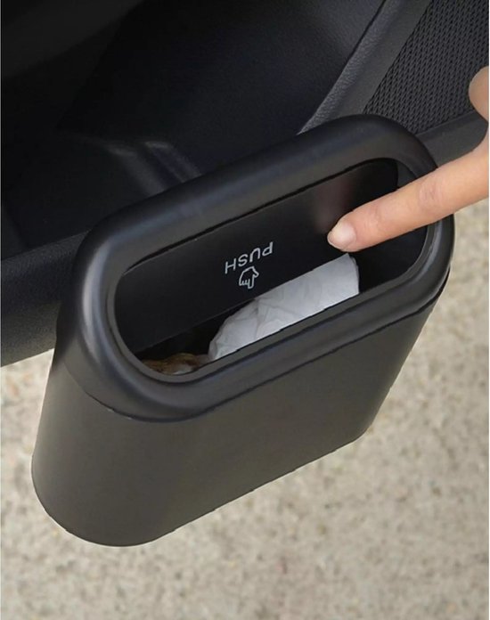 Vinger drukt op het deksel van een zwart bakje, geplaatst in een auto-deurpaneel.