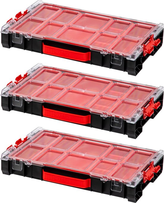 Drie zwarte Qbrick PRO 100 organizers met rode handvatten en transparante deksels, naast elkaar.