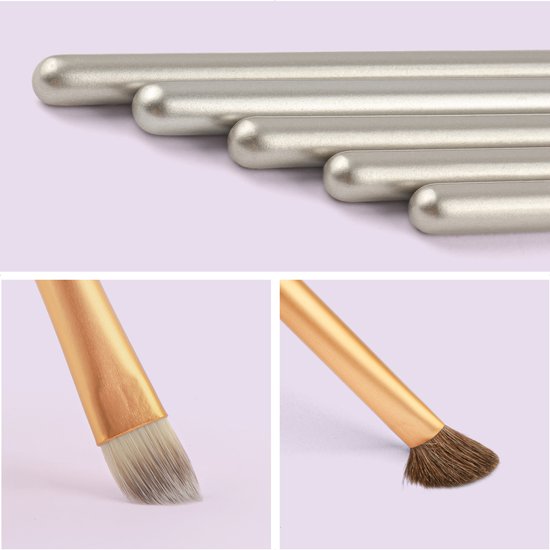 Detailopnames van make-up kwasten met gouden en zilveren houders.
