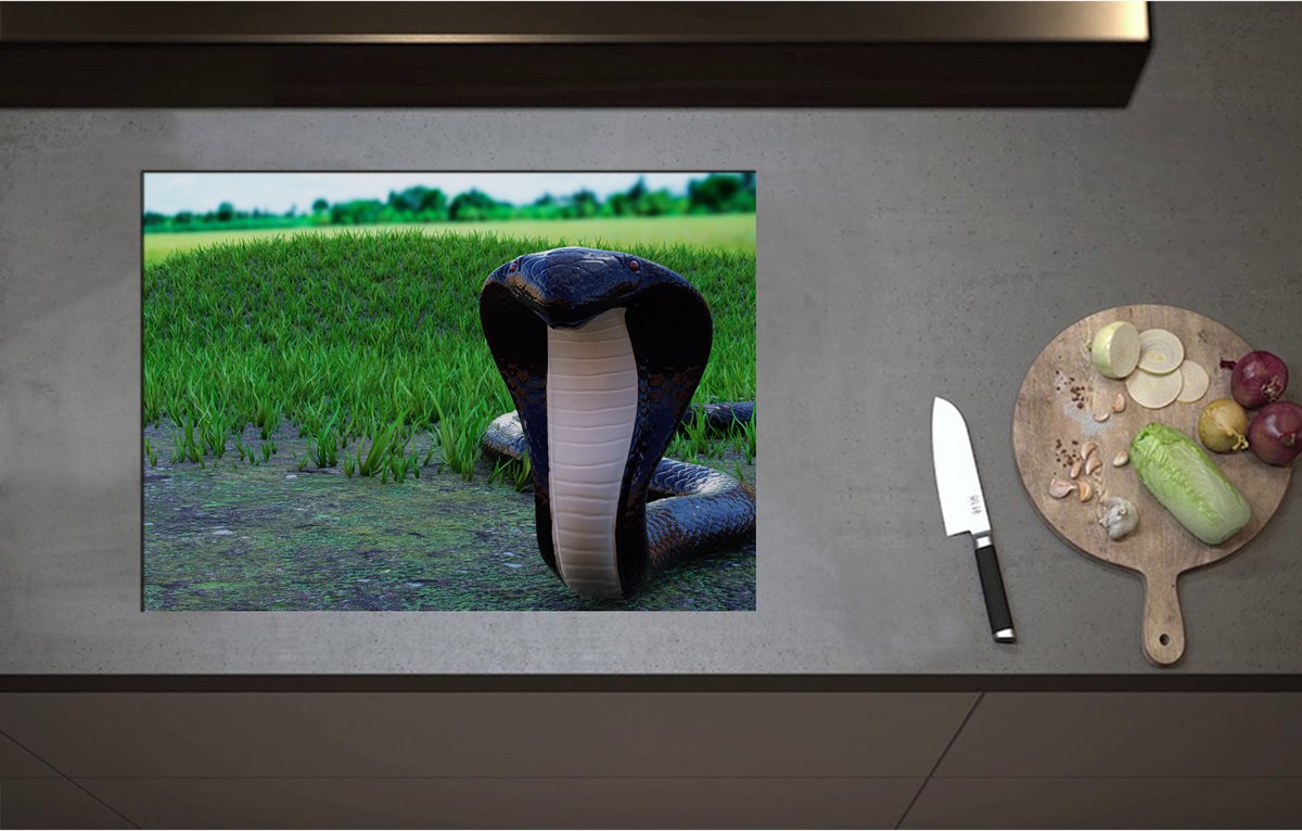 Inductieplaat Beschermer - Aanvallende Zwarte Cobra Slang bij Groenkleurig Grasveld - 71x51 cm - 2 mm Dik - Inductie Beschermer - Bescherming Inductiekookplaat - Kookplaat Beschermer van Zwart Vinyl