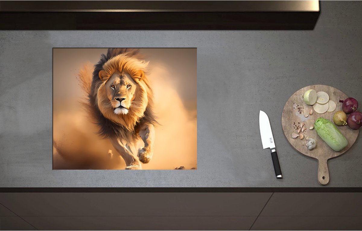 Inductieplaat Beschermer - Aanstormende Mannetjes Leeuw door het Afrikaanse Landschap - 60x51 cm - 2 mm Dik - Inductie Beschermer - Bescherming Inductiekookplaat - Kookplaat Beschermer van Zwart Vinyl