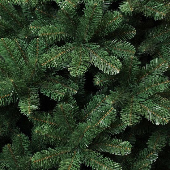 Volle, donkergroene kunstkerstboom met dichte naalden, close-up.