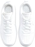 Witte Nike sneakers met vetersluiting en perforaties op de neus. Gemaakt voor kinderen.
