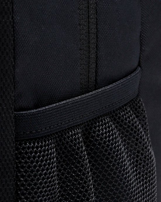 Detail van de zijkant van een zwarte rugzak met mesh vak.