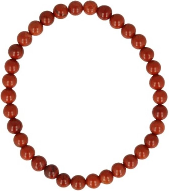 Een armbandje van rode jaspis kralen van 4 mm op een witte achtergrond.