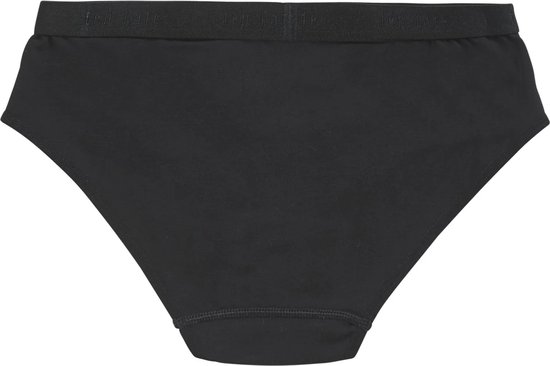 Een zwart hipster broekje met Ten Cate logo op de tailleband, achterkant.
