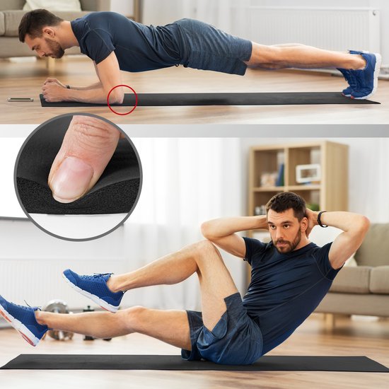 Man in plank- en crunch-oefening op zwarte fitnessmat. Close-up van matdikte.