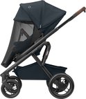 Donkerblauwe Maxi-Cosi kinderwagen met muskietennet dat naar beneden hangt. Bruine handvatten.