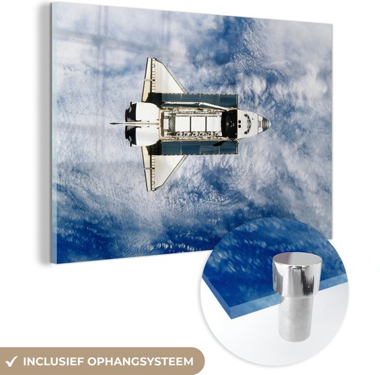MuchoWow® Glasschilderij 60x40 cm - Schilderij acrylglas - Space shuttle vliegt hoog in het heelal - Foto op glas - Schilderijen