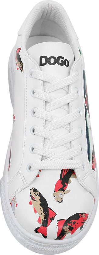 Avant d'une sneaker basse blanche avec un imprimé de poissons rouges et noirs.