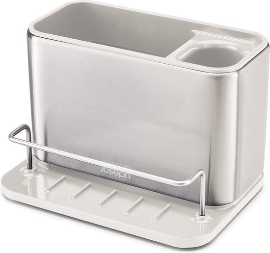Zilverkleurige Joseph Joseph gootsteen organizer op een witte basis met ribbels.