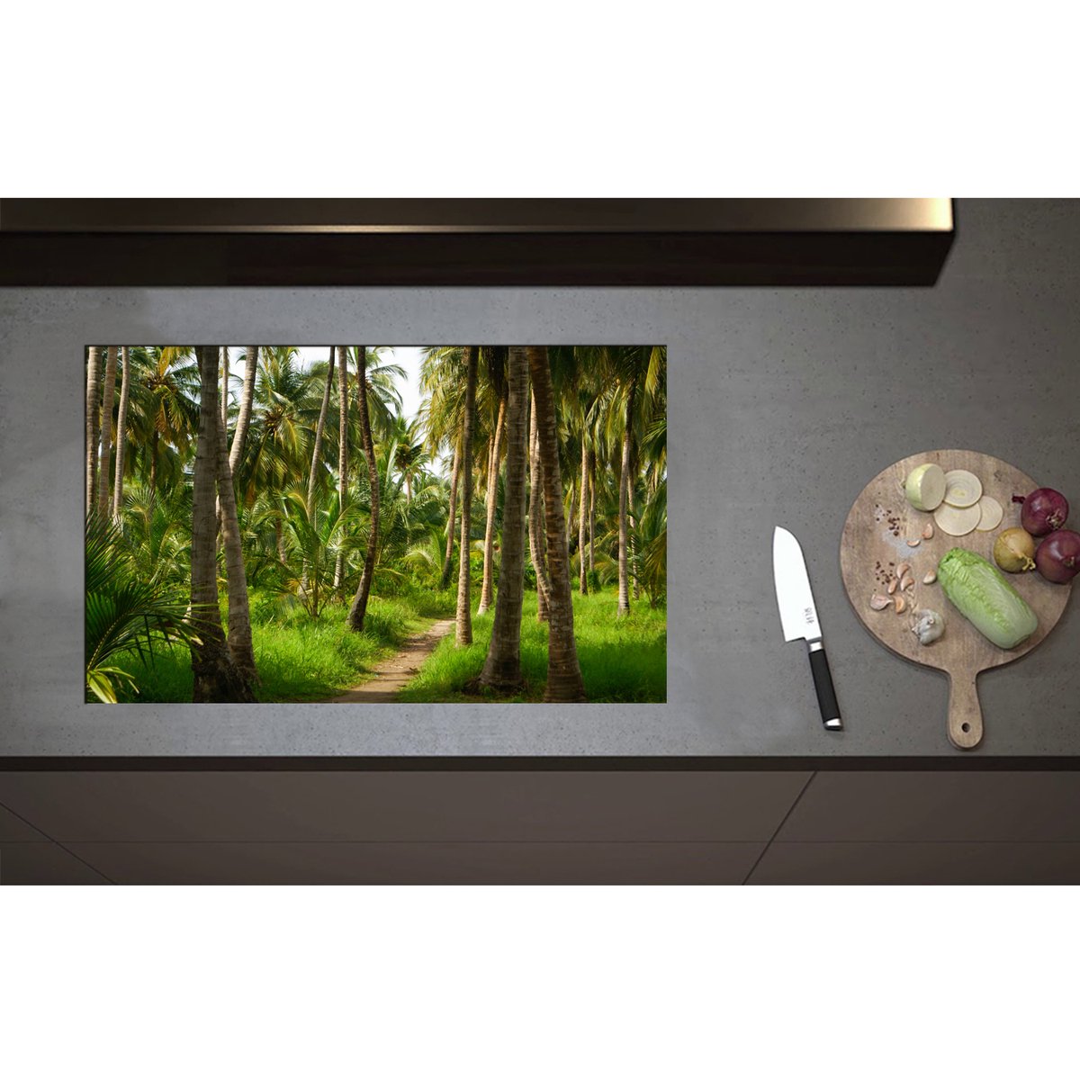 Inductieplaat Beschermer - Bospad in Bos van Hoge Palmbomen met Groen Gras - 80x50 cm - 2 mm Dik - Inductie Beschermer - Bescherming Inductiekookplaat - Kookplaat Beschermer van Zwart Vinyl