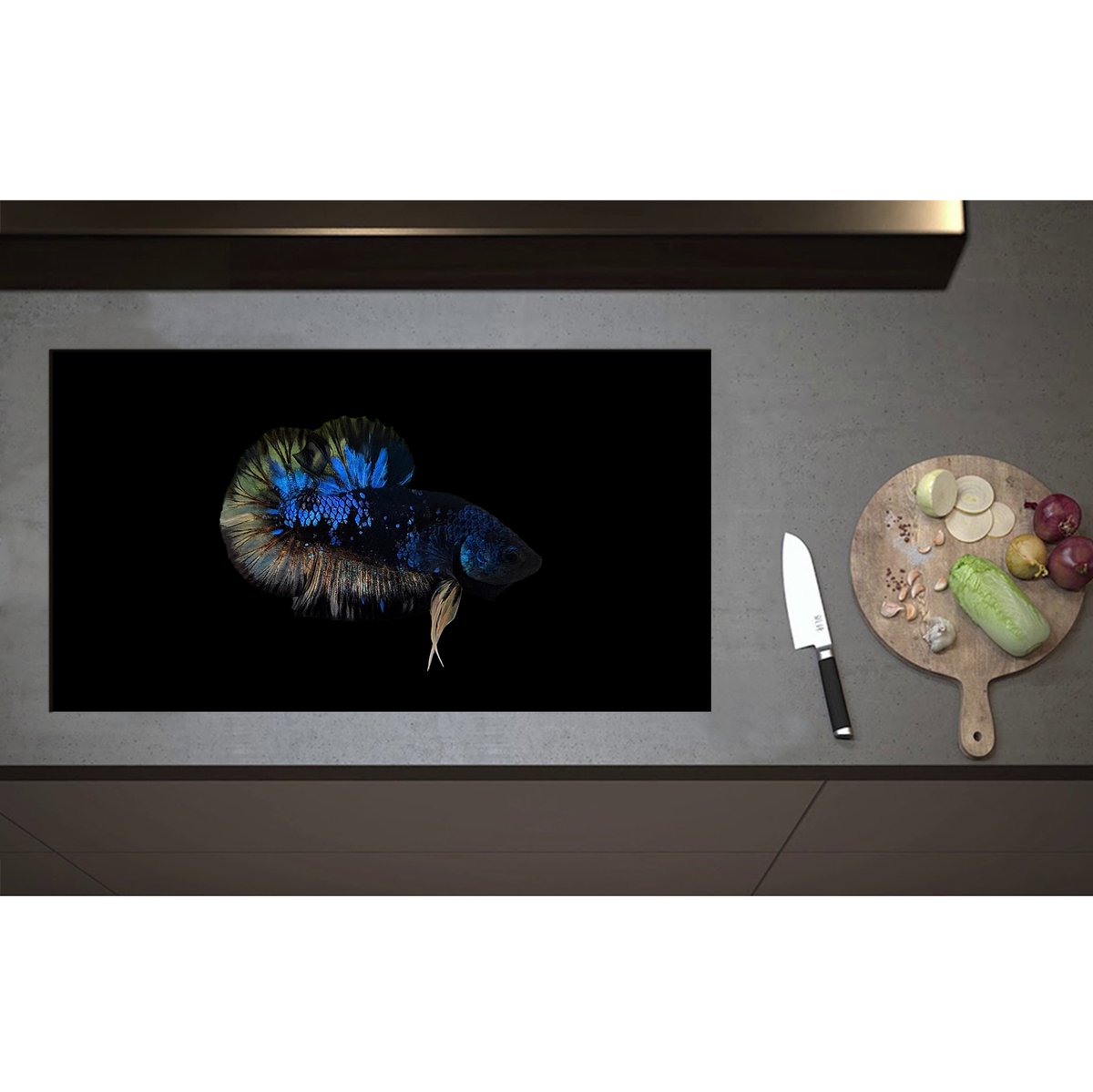 Inductieplaat Beschermer - Blauwe Vis op Zwart Oppervlak - 90x50 cm - 2 mm Dik - Inductie Beschermer - Bescherming Inductiekookplaat - Kookplaat Beschermer van Zwart Vinyl