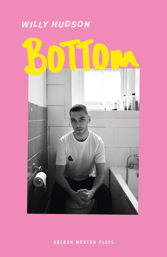 Un homme est assis sur des toilettes dans une salle de bain, avec le titre 'Bottom' au-dessus.