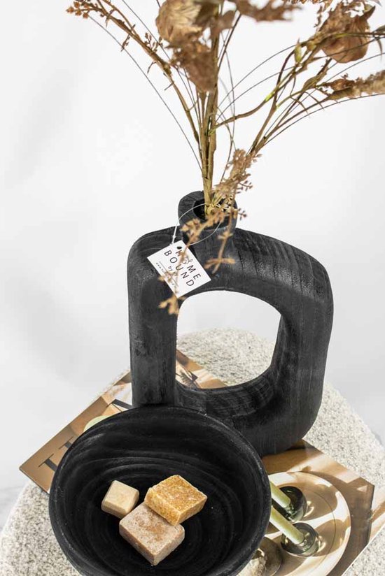 Zwarte houten vaas met ovale opening, gevuld met droogbloemen, met 'Home Bound' label.