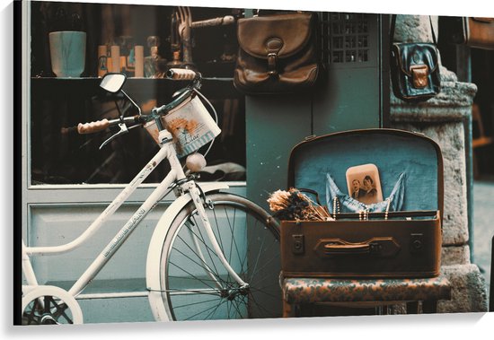 WallClassics - Canvas - Witte geparkeerde Fiets - 120x80 cm Foto op Canvas Schilderij (Wanddecoratie op Canvas)