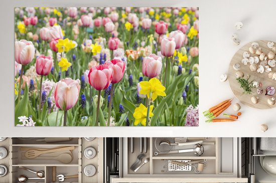 KitchenYeah® Inductie beschermer 81.6x52.7 cm - Een veld met tulpen, narcissen en blauwe druiven - Kookplaataccessoires - Afdekplaat voor kookplaat - Inductiebeschermer - Inductiemat - Inductieplaat mat