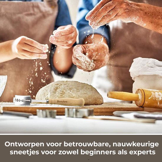 Groep mensen die samen deeg bewerken op een houten snijplank, met bloem en eieren.