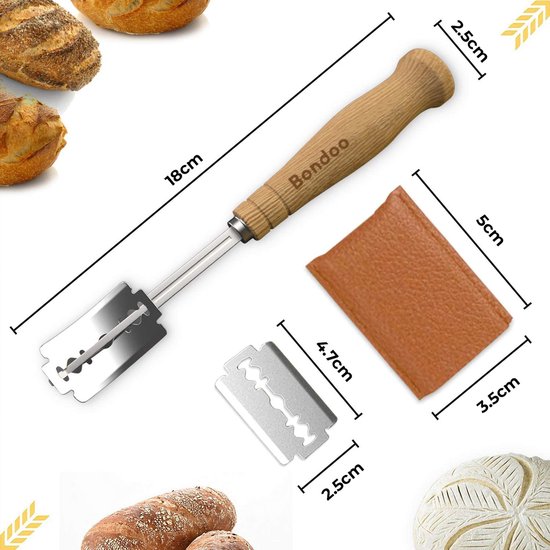 Afmetingen van een deegmes met houten handvat, met extra mesjes en een leren mapje.