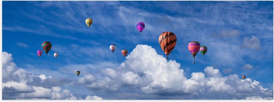 WallClassics - Poster Glanzend – Groepje Gekleurde Luchtballonnen bij Wolken in Blauwe Lucht - 150x50 cm Foto op Posterpapier met Glanzende Afwerking