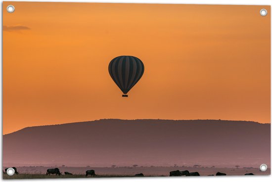 WallClassics - Tuinposter – Blauw met Witte Luchtballon boven Veld vol Bizons - 75x50 cm Foto op Tuinposter (wanddecoratie voor buiten en binnen)