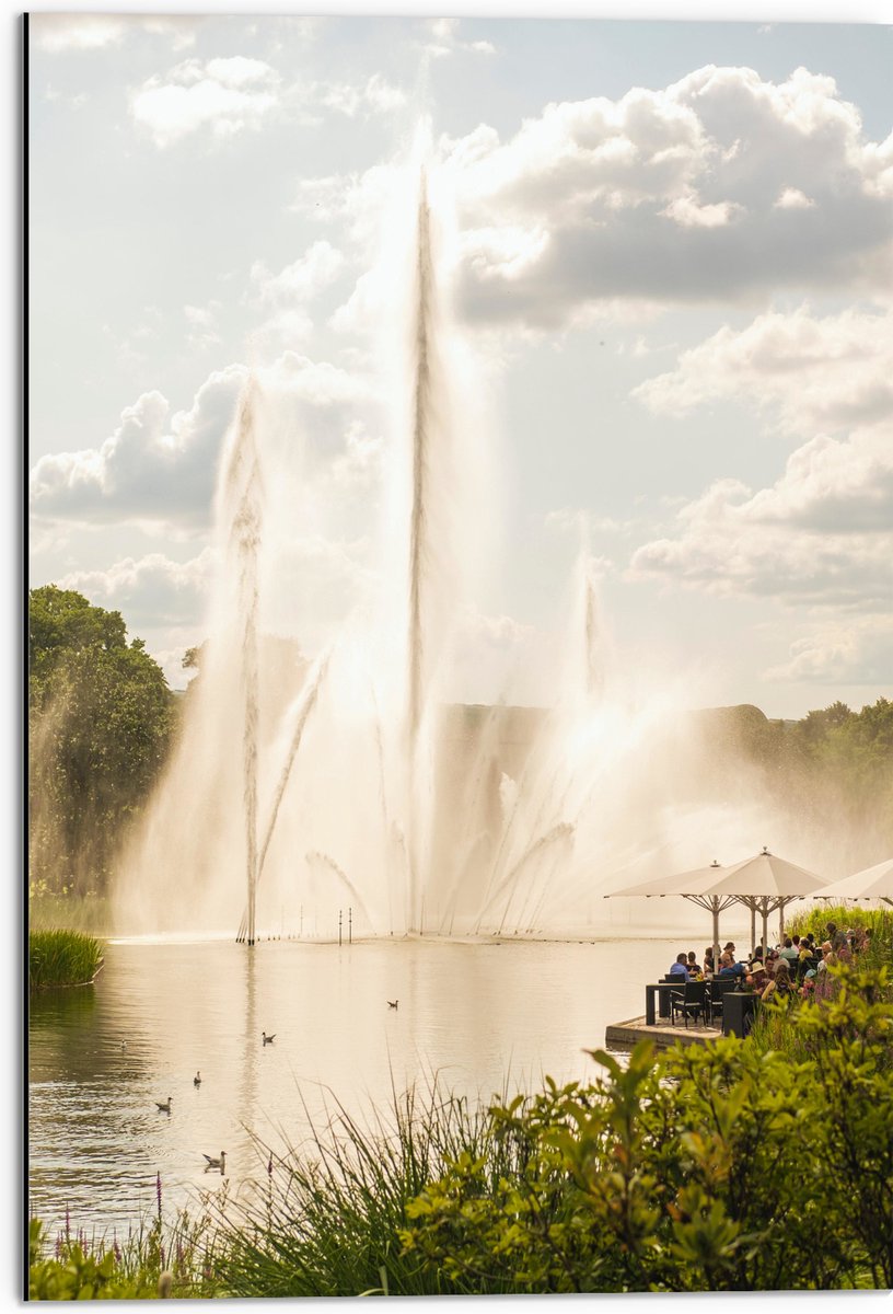 Dibond - Waterfontein in een Meer - 50x75 cm Foto op Aluminium (Met Ophangsysteem)