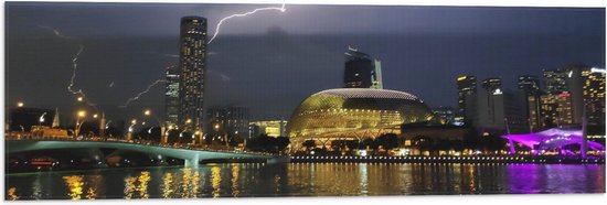 WallClassics - Vlag - Bliksem bij het Theater Esplanade - Singapore - 90x30 cm Foto op Polyester Vlag