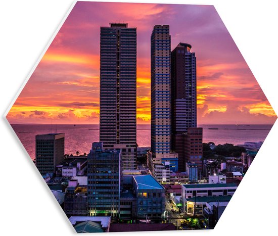 WallClassics - PVC Schuimplaat Hexagon - Gebouwen met Uitzicht op de Baai van Manilla - 40x34.8 cm Foto op Hexagon (Met Ophangsysteem)