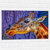 WallClassics - Muursticker - Zijaanzicht van Etende Giraffe - 75x50 cm Foto op Muursticker