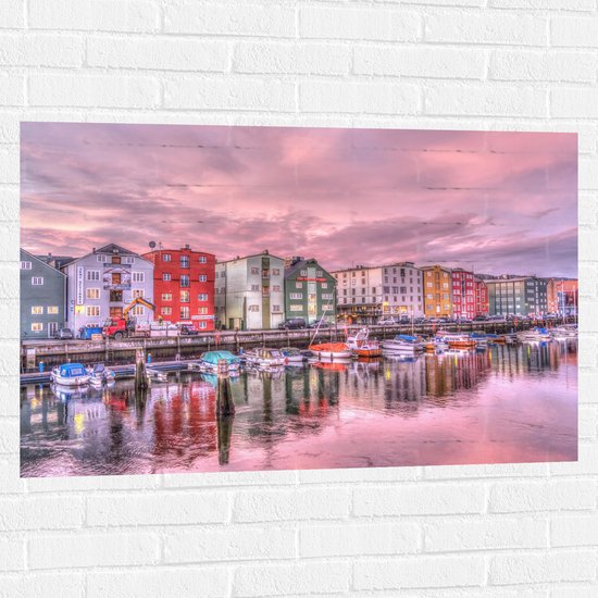 WallClassics - Muursticker - Gekleurde Huizen aan de Haven met Bootjes - 105x70 cm Foto op Muursticker