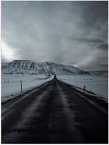 WallClassics - Poster Glossy – Cloudy Road through the Snow - 30x40 cm Photo sur Papier Poster avec Finition Brillante